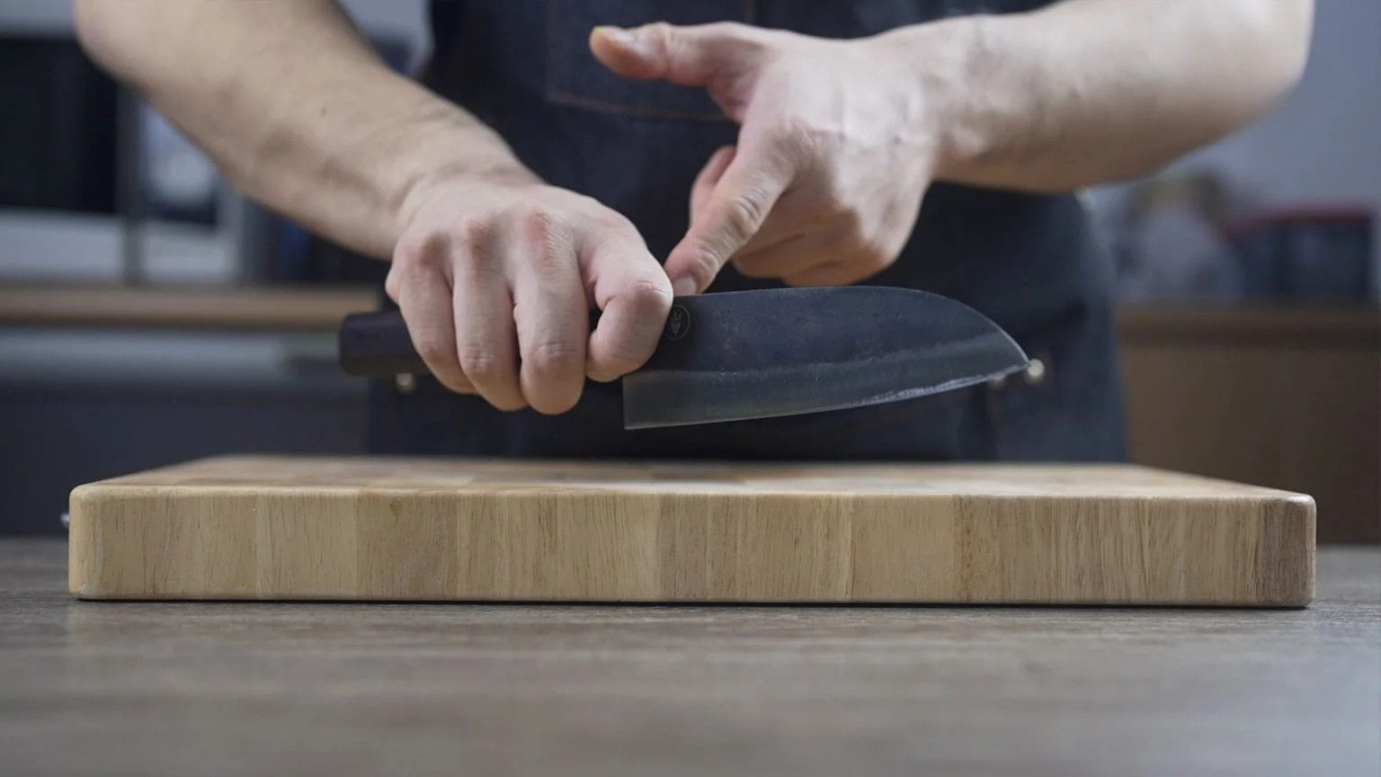 Utilisation d'un couteau Santoku : devenez un(e) pro !